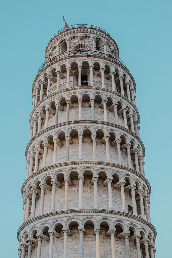 low-angle-shot-beautiful-leaning-tower-pisa-blue-sky